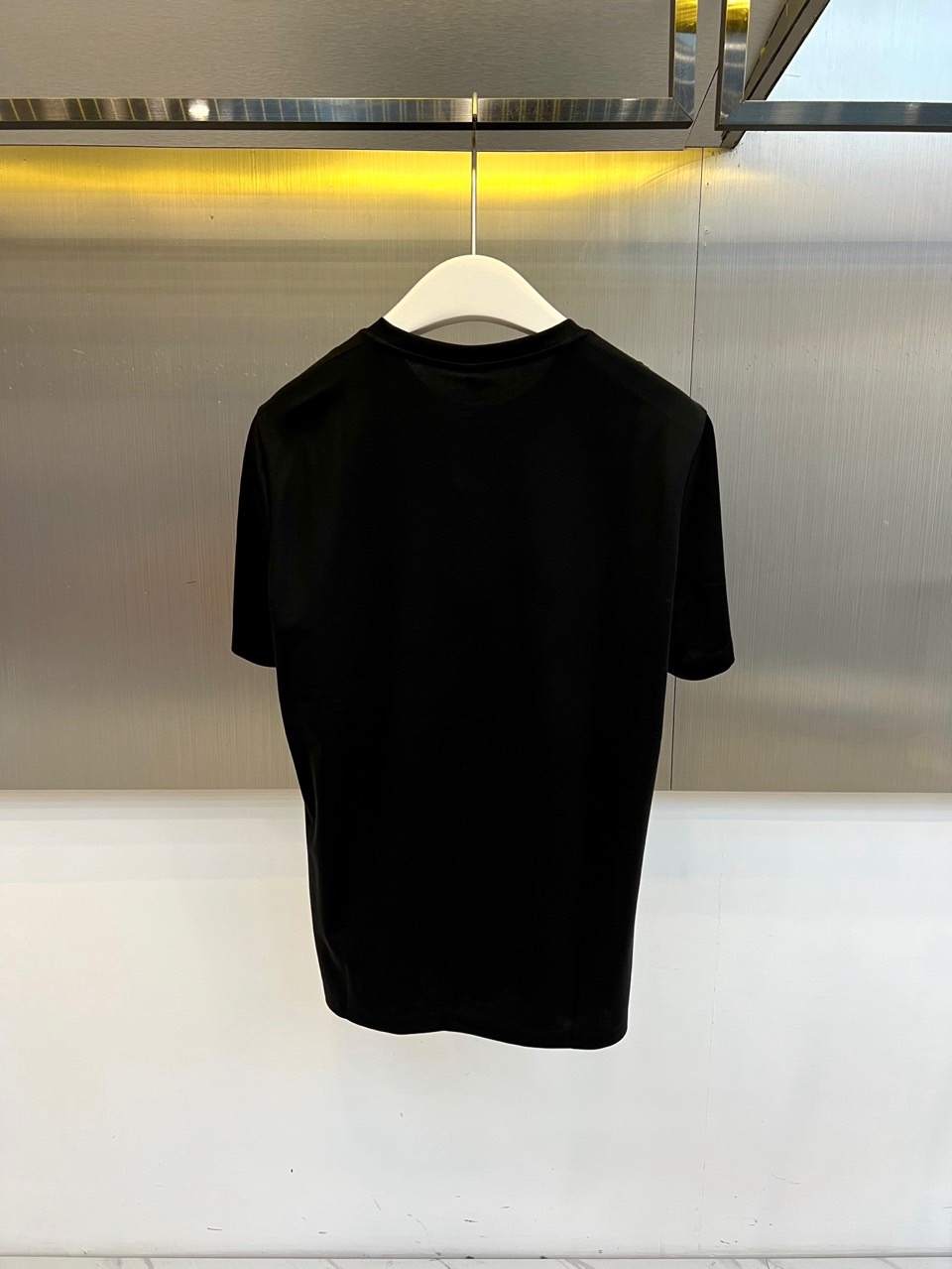 Ferragamo 菲拉格慕、2026春夏新品短袖T恤，以纯色为基底，简约圆领搭配利落短袖，勾勒清爽轮廓