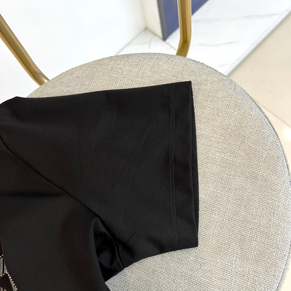 Ferragamo 菲拉格慕、2026春夏新品短袖T恤，以纯色为基底，简约圆领搭配利落短袖，勾勒清爽轮廓