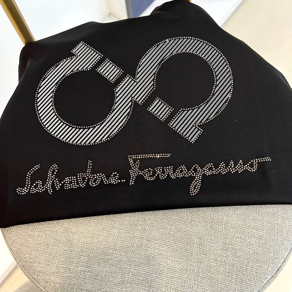 Ferragamo 菲拉格慕、2026春夏新品短袖T恤，以纯色为基底，简约圆领搭配利落短袖，勾勒清爽轮廓