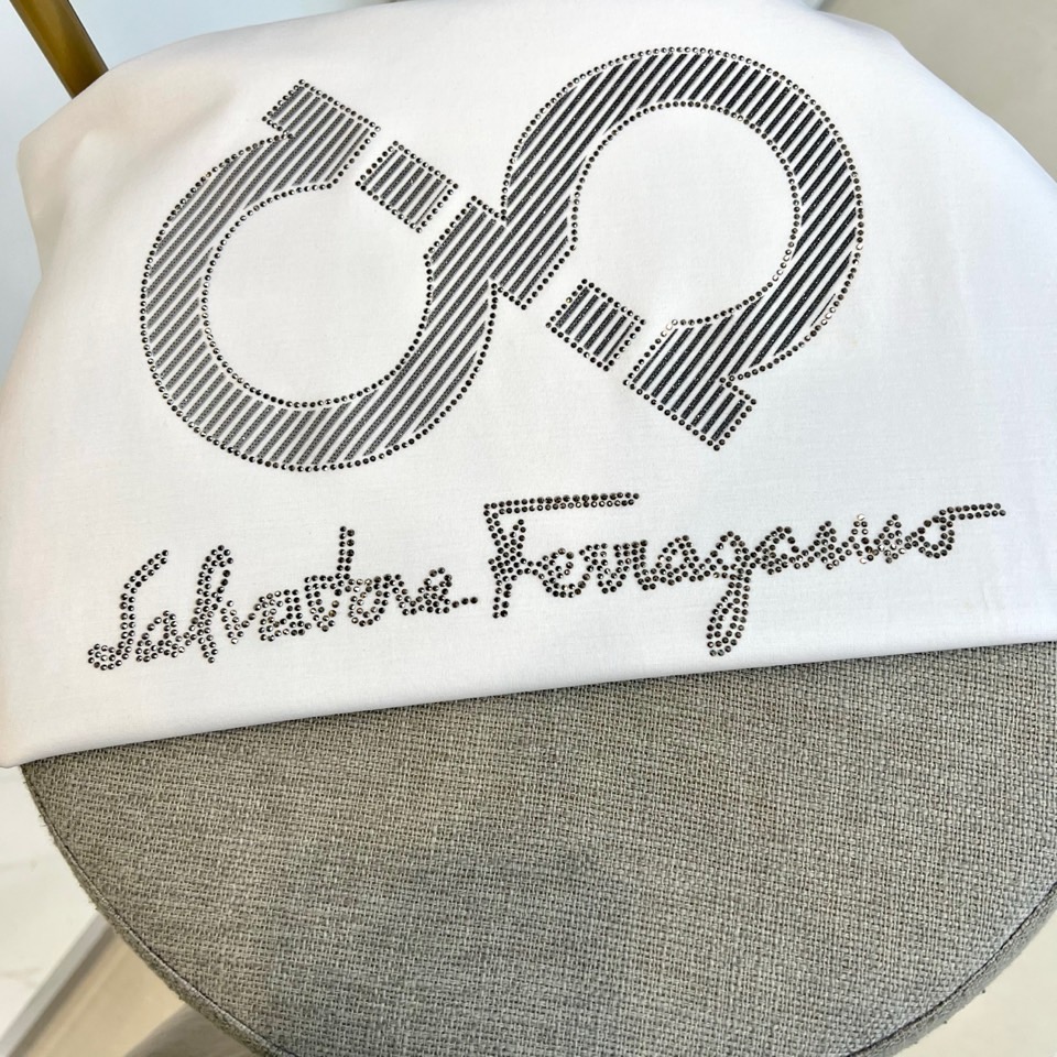 Ferragamo 菲拉格慕、2026春夏新品短袖T恤，以纯色为基底，简约圆领搭配利落短袖，勾勒清爽轮廓