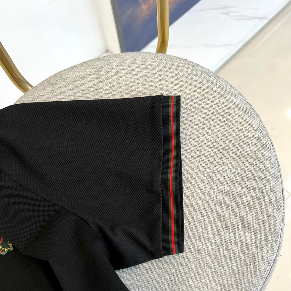 Gucci、2026春夏新品男士短袖Polo衫，延续经典翻领设计，以纯色为基调，领口与袖口点缀撞色条纹，