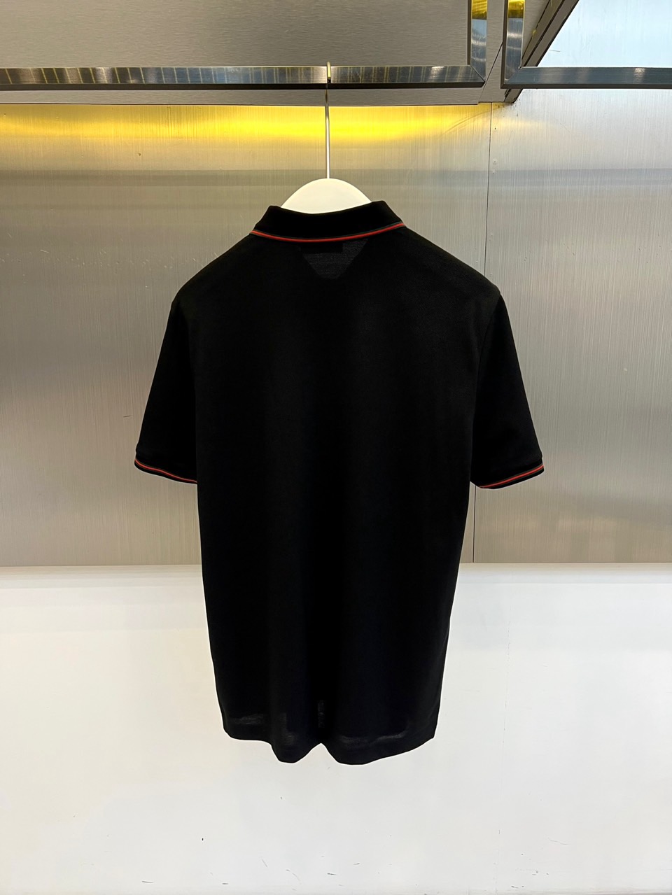 Gucci、2026春夏新品男士短袖Polo衫，延续经典翻领设计，以纯色为基调，领口与袖口点缀撞色条纹，