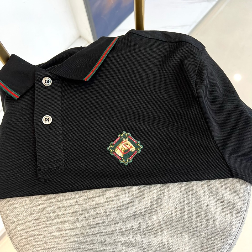 Gucci、2026春夏新品男士短袖Polo衫，延续经典翻领设计，以纯色为基调，领口与袖口点缀撞色条纹，