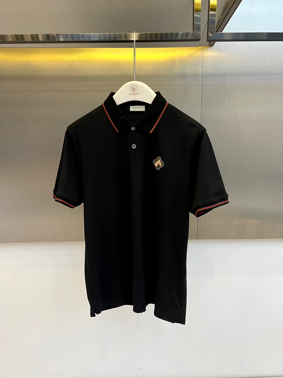 Gucci、2026春夏新品男士短袖Polo衫，延续经典翻领设计，以纯色为基调，领口与袖口点缀撞色条纹，