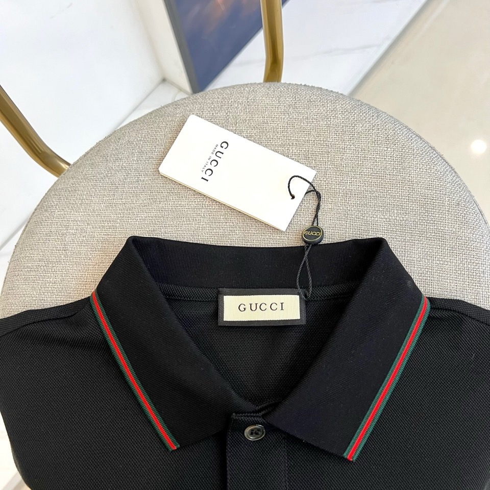 Gucci、2026春夏新品男士短袖Polo衫，延续经典翻领设计，以纯色为基调，领口与袖口点缀撞色条纹，