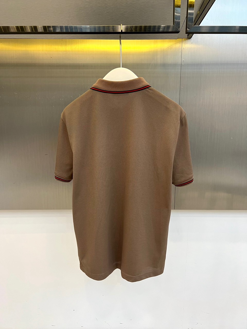 Gucci、2026春夏新品男士短袖Polo衫，延续经典翻领设计，以纯色为基调，领口与袖口点缀撞色条纹，
