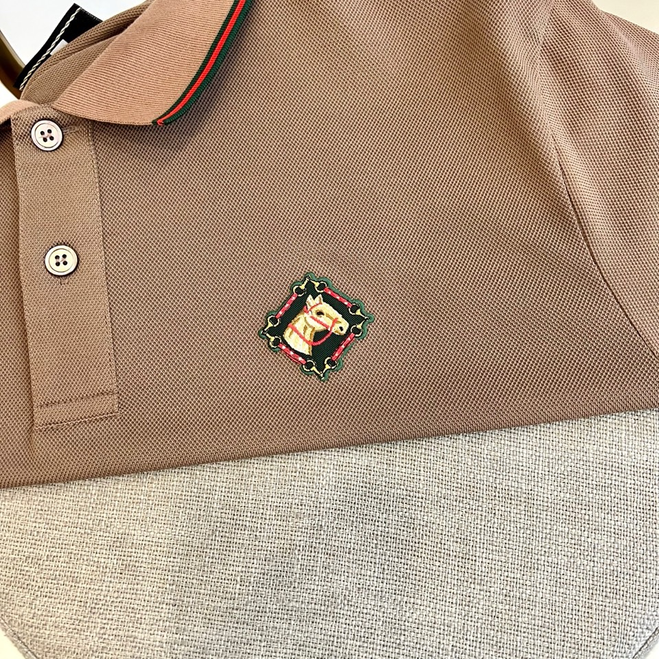 Gucci、2026春夏新品男士短袖Polo衫，延续经典翻领设计，以纯色为基调，领口与袖口点缀撞色条纹，