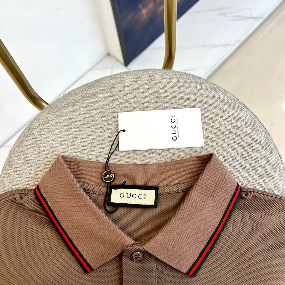 Gucci、2026春夏新品男士短袖Polo衫，延续经典翻领设计，以纯色为基调，领口与袖口点缀撞色条纹，