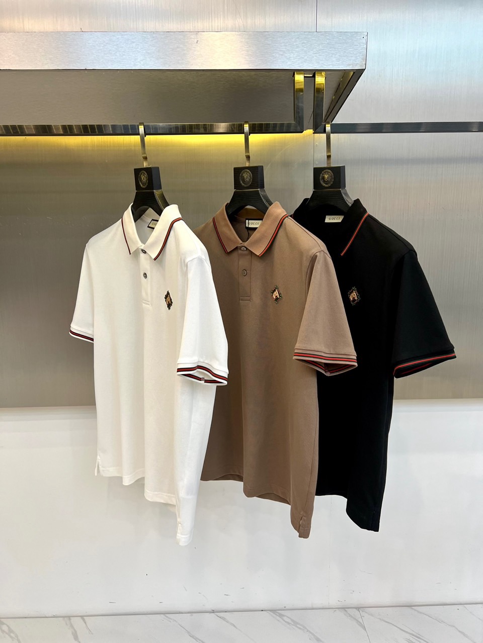 Gucci、2026春夏新品男士短袖Polo衫，延续经典翻领设计，以纯色为基调，领口与袖口点缀撞色条纹，