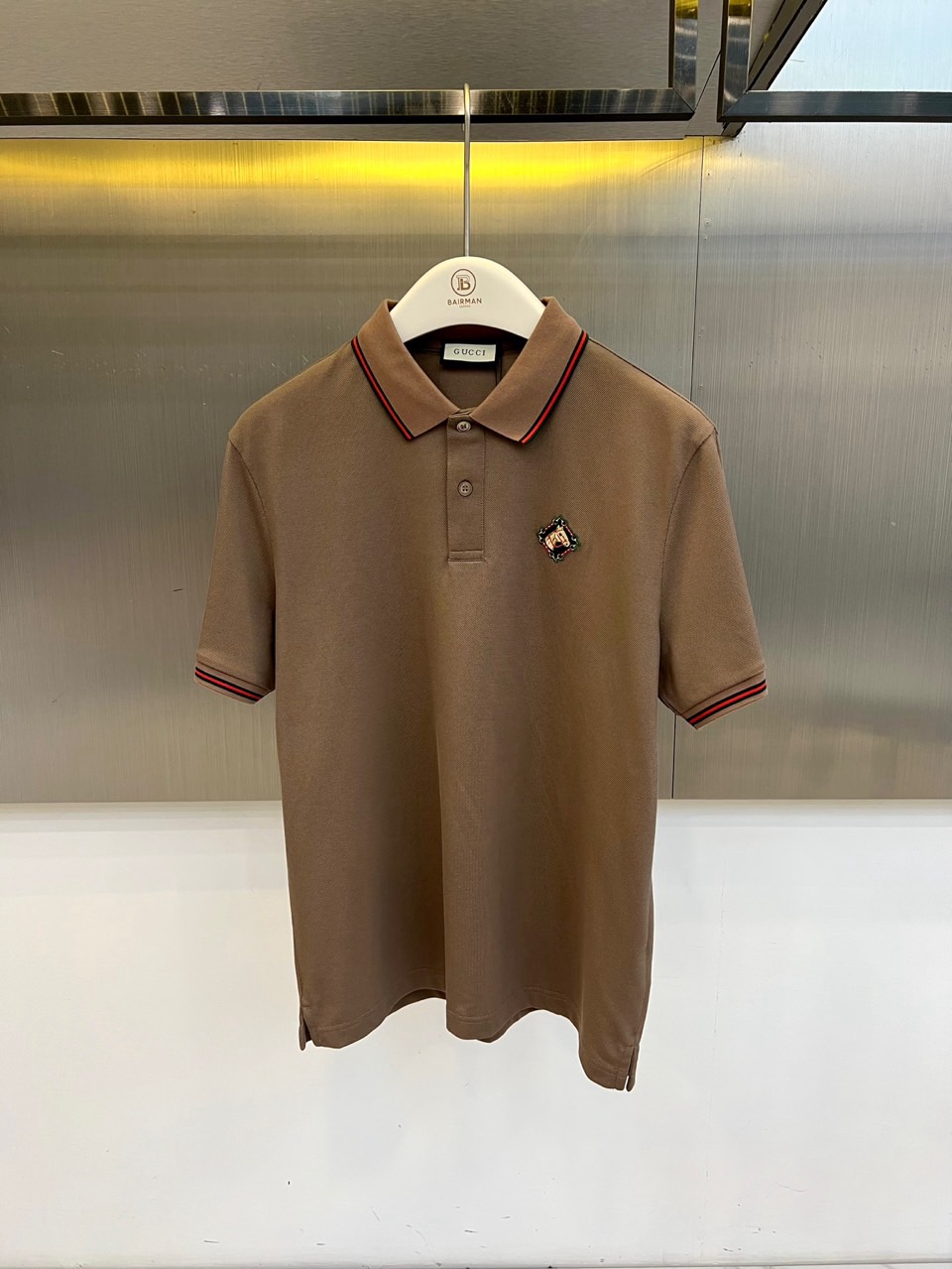 Gucci、2026春夏新品男士短袖Polo衫，延续经典翻领设计，以纯色为基调，领口与袖口点缀撞色条纹，