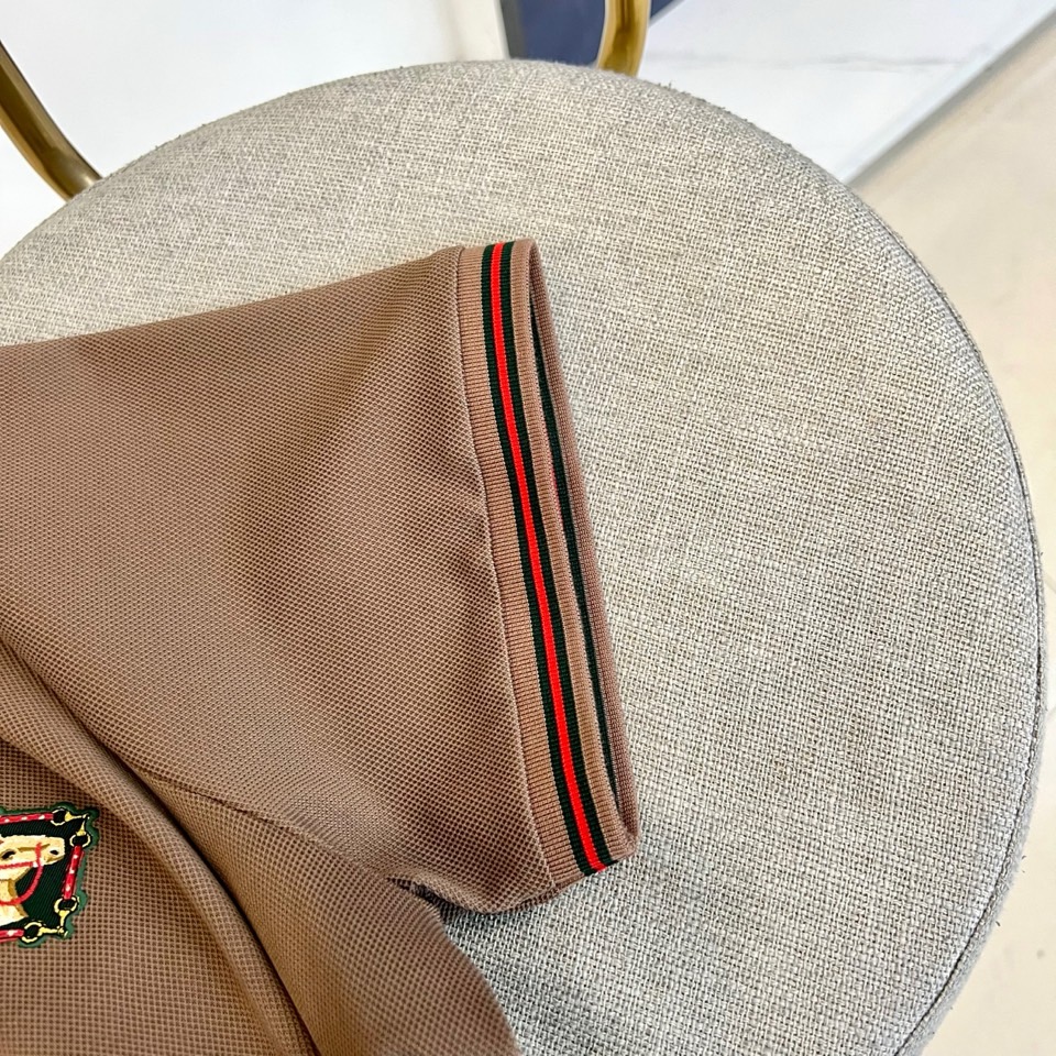 Gucci、2026春夏新品男士短袖Polo衫，延续经典翻领设计，以纯色为基调，领口与袖口点缀撞色条纹，