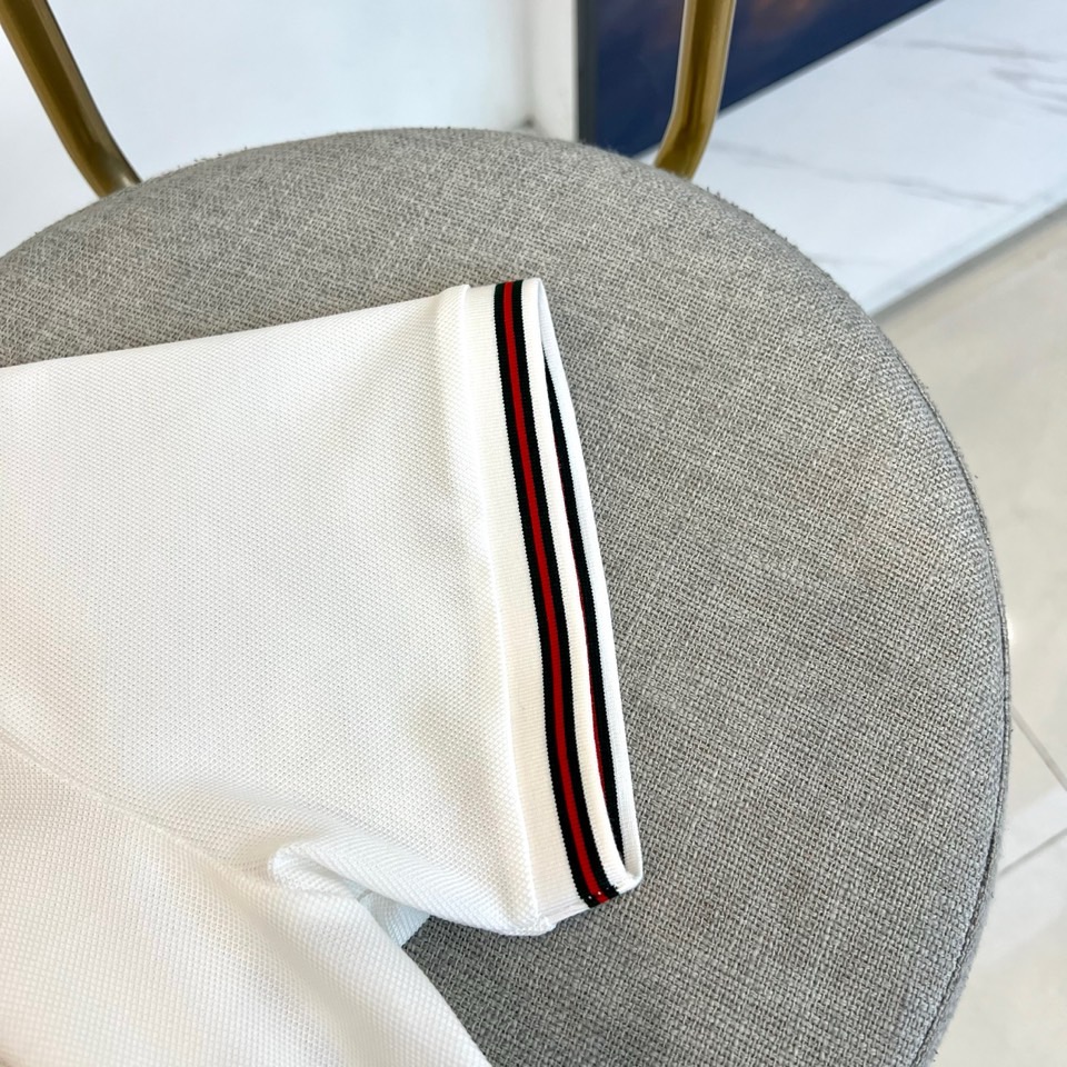 Gucci、2026春夏新品男士短袖Polo衫，延续经典翻领设计，以纯色为基调，领口与袖口点缀撞色条纹，