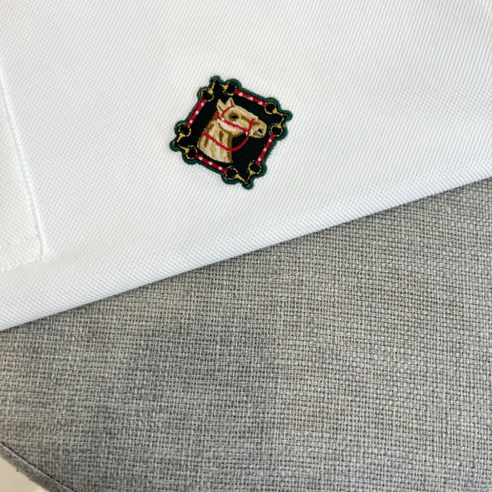 Gucci、2026春夏新品男士短袖Polo衫，延续经典翻领设计，以纯色为基调，领口与袖口点缀撞色条纹，