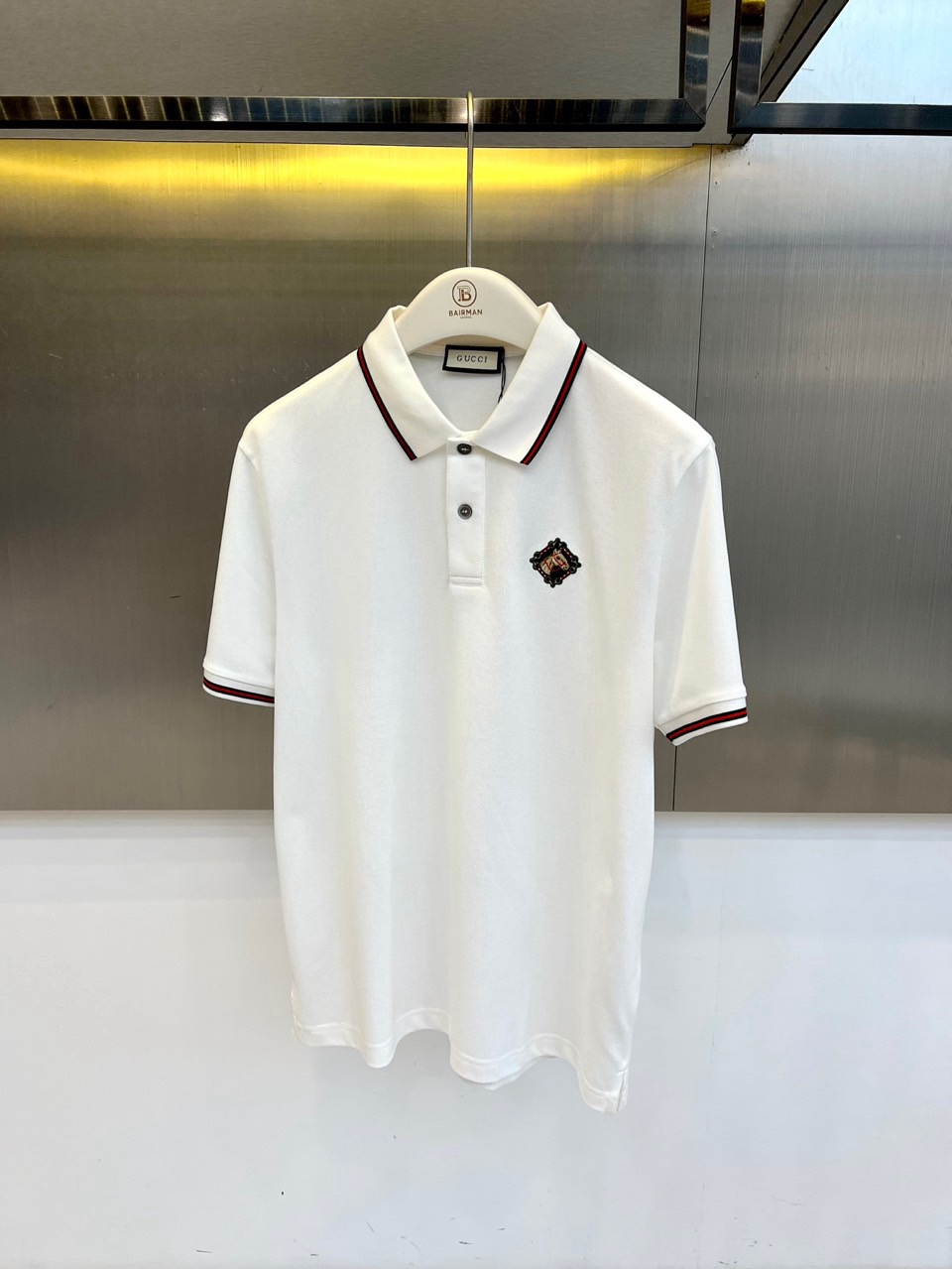 Gucci、2026春夏新品男士短袖Polo衫，延续经典翻领设计，以纯色为基调，领口与袖口点缀撞色条纹，