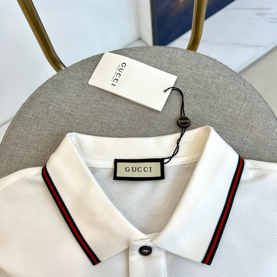 Gucci、2026春夏新品男士短袖Polo衫，延续经典翻领设计，以纯色为基调，领口与袖口点缀撞色条纹，
