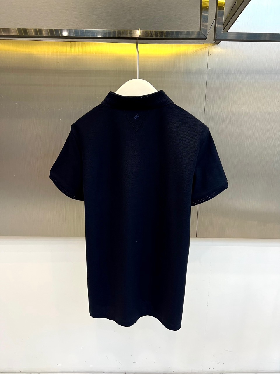 BERLUTI 布鲁提、2026春夏新品短袖Polo衫全新登场，以奢华面料与匠心工艺重塑经典男装美学。采