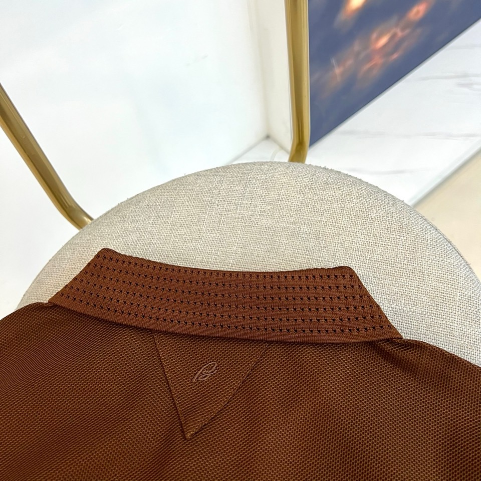 BERLUTI 布鲁提、2026春夏新品短袖Polo衫全新登场，以奢华面料与匠心工艺重塑经典男装美学。采