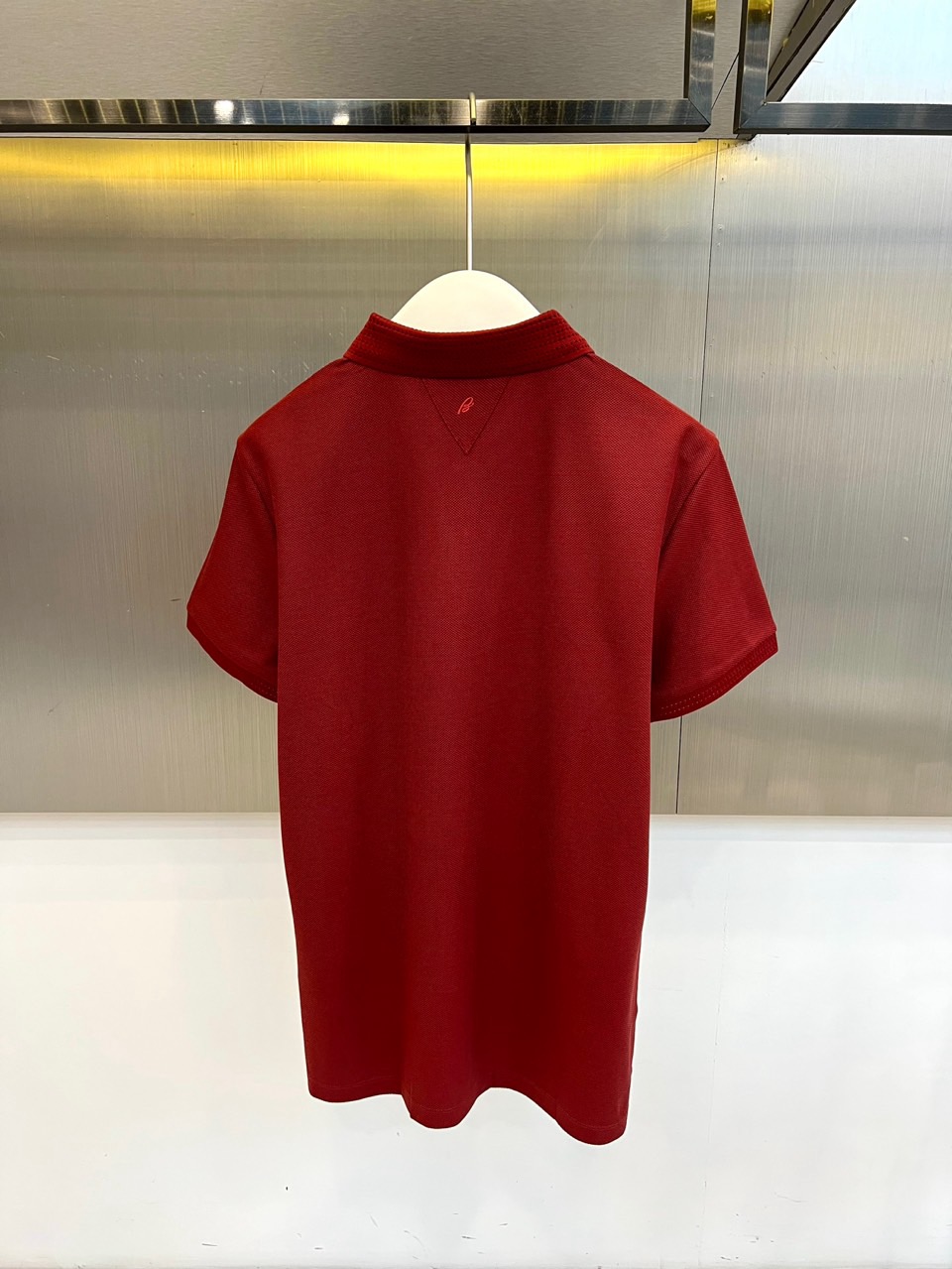 BERLUTI 布鲁提、2026春夏新品短袖Polo衫全新登场，以奢华面料与匠心工艺重塑经典男装美学。采