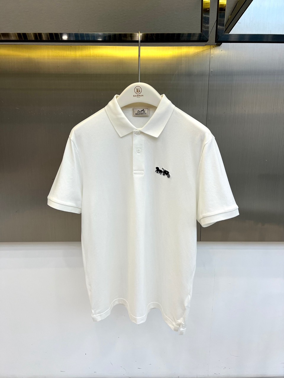 H爱马仕、2026春夏新品男士短袖Polo衫，延续经典翻领设计，三粒扣门襟简约利落，宽松版型包容各种身材