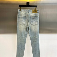 EmPorio Armani 阿玛尼、2026春夏男士牛仔裤,以精湛剪裁诠释意式优雅。款式采用经典五袋设 EmPorio Armani 阿玛尼、2026春夏男士牛仔裤,以精湛剪裁诠释意式优雅。款式采用经典五袋设