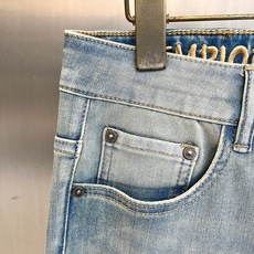 EmPorio Armani 阿玛尼、2026春夏男士牛仔裤,以精湛剪裁诠释意式优雅。款式采用经典五袋设 EmPorio Armani 阿玛尼、2026春夏男士牛仔裤,以精湛剪裁诠释意式优雅。款式采用经典五袋设