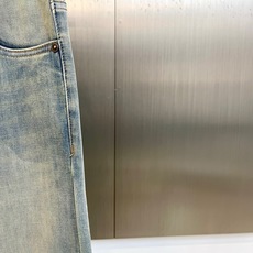 EmPorio Armani 阿玛尼、2026春夏男士牛仔裤,以精湛剪裁诠释意式优雅。款式采用经典五袋设 EmPorio Armani 阿玛尼、2026春夏男士牛仔裤,以精湛剪裁诠释意式优雅。款式采用经典五袋设