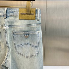 EmPorio Armani 阿玛尼、2026春夏男士牛仔裤,以精湛剪裁诠释意式优雅。款式采用经典五袋设 EmPorio Armani 阿玛尼、2026春夏男士牛仔裤,以精湛剪裁诠释意式优雅。款式采用经典五袋设