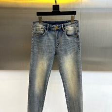 Zegna杰尼亚、2026春夏新品牛仔裤,以复古水洗工艺重塑经典丹宁美学,色调交织自然做旧纹理,仿佛承载 Zegna杰尼亚、2026春夏新品牛仔裤,以复古水洗工艺重塑经典丹宁美学,色调交织自然做旧纹理,仿佛承载