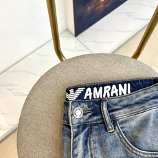 ARM阿玛尼、2026春夏新品牛仔裤,以利落修身剪裁重塑经典丹宁美学。后腰经典鹰标皮牌彰显品牌基因,后袋 ARM阿玛尼、2026春夏新品牛仔裤,以利落修身剪裁重塑经典丹宁美学。后腰经典鹰标皮牌彰显品牌基因,后袋