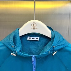 KAILAS凯乐石、2026春夏新品防晒衣,以机能设计诠释户外时尚。款式采用经典连帽与宽松版型,内置可调 KAILAS凯乐石、2026春夏新品防晒衣,以机能设计诠释户外时尚。款式采用经典连帽与宽松版型,内置可调
