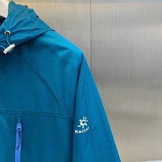 KAILAS凯乐石、2026春夏新品防晒衣,以机能设计诠释户外时尚。款式采用经典连帽与宽松版型,内置可调 KAILAS凯乐石、2026春夏新品防晒衣,以机能设计诠释户外时尚。款式采用经典连帽与宽松版型,内置可调