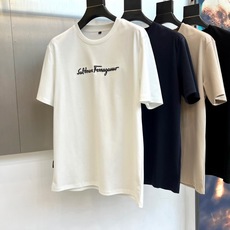 Ferragamo 菲拉格慕、2026春夏新品短袖T恤,以简约廓形承载意式奢华基因。经典圆领利落贴合颈部 Ferragamo 菲拉格慕、2026春夏新品短袖T恤,以简约廓形承载意式奢华基因。经典圆领利落贴合颈部