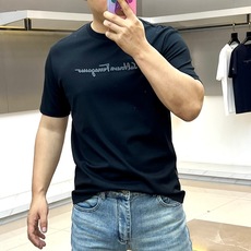 Ferragamo 菲拉格慕、2026春夏新品短袖T恤,以简约廓形承载意式奢华基因。经典圆领利落贴合颈部 Ferragamo 菲拉格慕、2026春夏新品短袖T恤,以简约廓形承载意式奢华基因。经典圆领利落贴合颈部