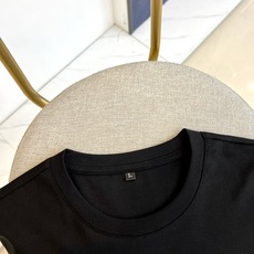 Ferragamo 菲拉格慕、2026春夏新品短袖T恤,以简约廓形承载意式奢华基因。经典圆领利落贴合颈部 Ferragamo 菲拉格慕、2026春夏新品短袖T恤,以简约廓形承载意式奢华基因。经典圆领利落贴合颈部
