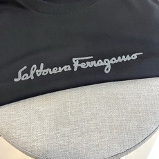 Ferragamo 菲拉格慕、2026春夏新品短袖T恤,以简约廓形承载意式奢华基因。经典圆领利落贴合颈部 Ferragamo 菲拉格慕、2026春夏新品短袖T恤,以简约廓形承载意式奢华基因。经典圆领利落贴合颈部