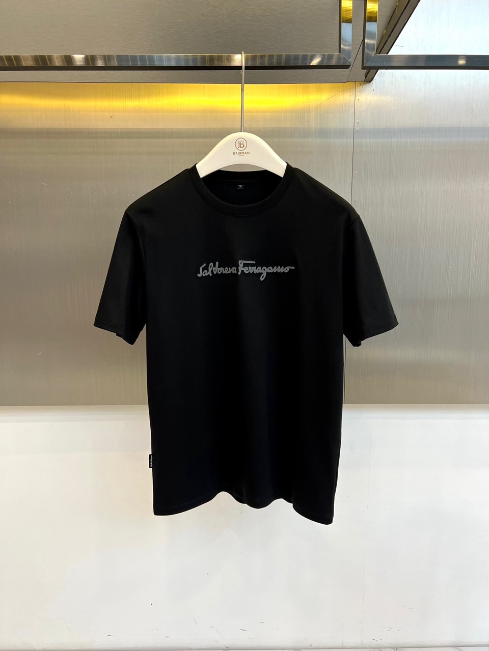 Ferragamo 菲拉格慕、2026春夏新品短袖T恤，以简约廓形承载意式奢华基因。经典圆领利落贴合颈部