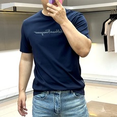 Ferragamo 菲拉格慕、2026春夏新品短袖T恤,以简约廓形承载意式奢华基因。经典圆领利落贴合颈部 Ferragamo 菲拉格慕、2026春夏新品短袖T恤,以简约廓形承载意式奢华基因。经典圆领利落贴合颈部