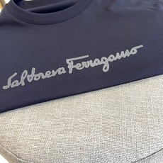 Ferragamo 菲拉格慕、2026春夏新品短袖T恤,以简约廓形承载意式奢华基因。经典圆领利落贴合颈部 Ferragamo 菲拉格慕、2026春夏新品短袖T恤,以简约廓形承载意式奢华基因。经典圆领利落贴合颈部