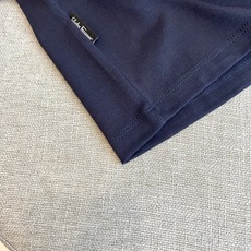 Ferragamo 菲拉格慕、2026春夏新品短袖T恤,以简约廓形承载意式奢华基因。经典圆领利落贴合颈部 Ferragamo 菲拉格慕、2026春夏新品短袖T恤,以简约廓形承载意式奢华基因。经典圆领利落贴合颈部
