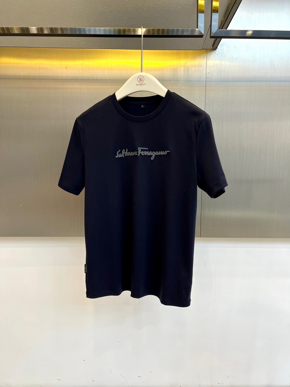 Ferragamo 菲拉格慕、2026春夏新品短袖T恤，以简约廓形承载意式奢华基因。经典圆领利落贴合颈部