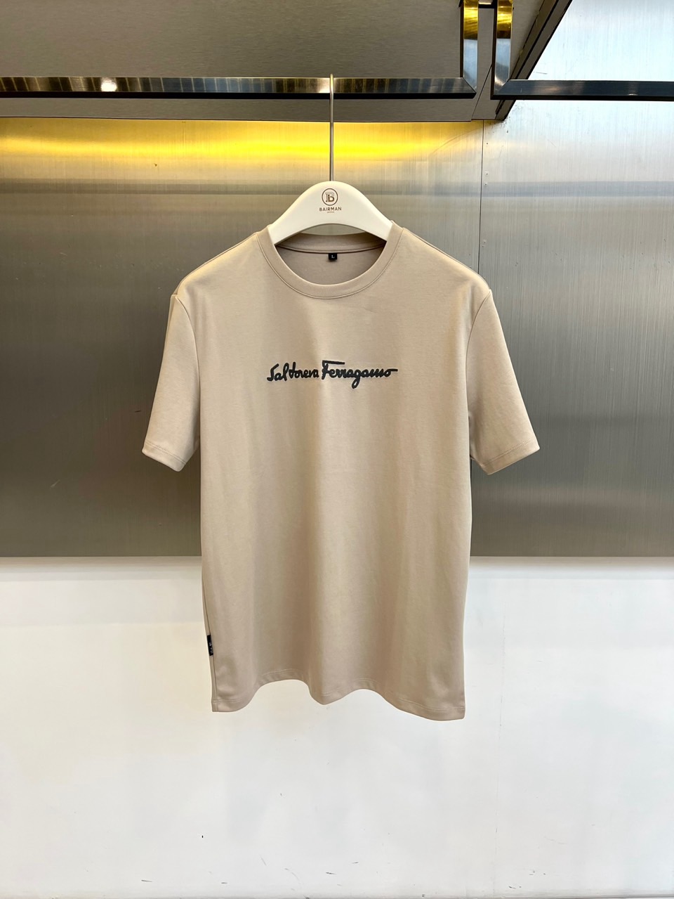 Ferragamo 菲拉格慕、2026春夏新品短袖T恤，以简约廓形承载意式奢华基因。经典圆领利落贴合颈部
