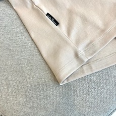 Ferragamo 菲拉格慕、2026春夏新品短袖T恤,以简约廓形承载意式奢华基因。经典圆领利落贴合颈部 Ferragamo 菲拉格慕、2026春夏新品短袖T恤,以简约廓形承载意式奢华基因。经典圆领利落贴合颈部