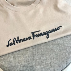 Ferragamo 菲拉格慕、2026春夏新品短袖T恤,以简约廓形承载意式奢华基因。经典圆领利落贴合颈部 Ferragamo 菲拉格慕、2026春夏新品短袖T恤,以简约廓形承载意式奢华基因。经典圆领利落贴合颈部