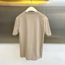 Ferragamo 菲拉格慕、2026春夏新品短袖T恤,以简约廓形承载意式奢华基因。经典圆领利落贴合颈部 Ferragamo 菲拉格慕、2026春夏新品短袖T恤,以简约廓形承载意式奢华基因。经典圆领利落贴合颈部