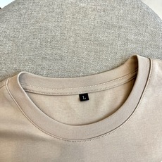 Ferragamo 菲拉格慕、2026春夏新品短袖T恤,以简约廓形承载意式奢华基因。经典圆领利落贴合颈部 Ferragamo 菲拉格慕、2026春夏新品短袖T恤,以简约廓形承载意式奢华基因。经典圆领利落贴合颈部