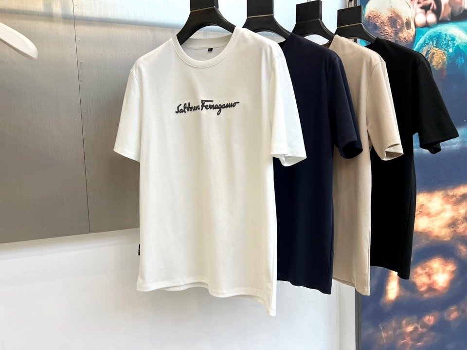 Ferragamo 菲拉格慕、2026春夏新品短袖T恤，以简约廓形承载意式奢华基因。经典圆领利落贴合颈部