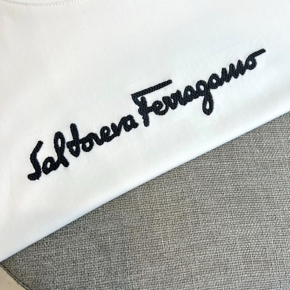 Ferragamo 菲拉格慕、2026春夏新品短袖T恤，以简约廓形承载意式奢华基因。经典圆领利落贴合颈部