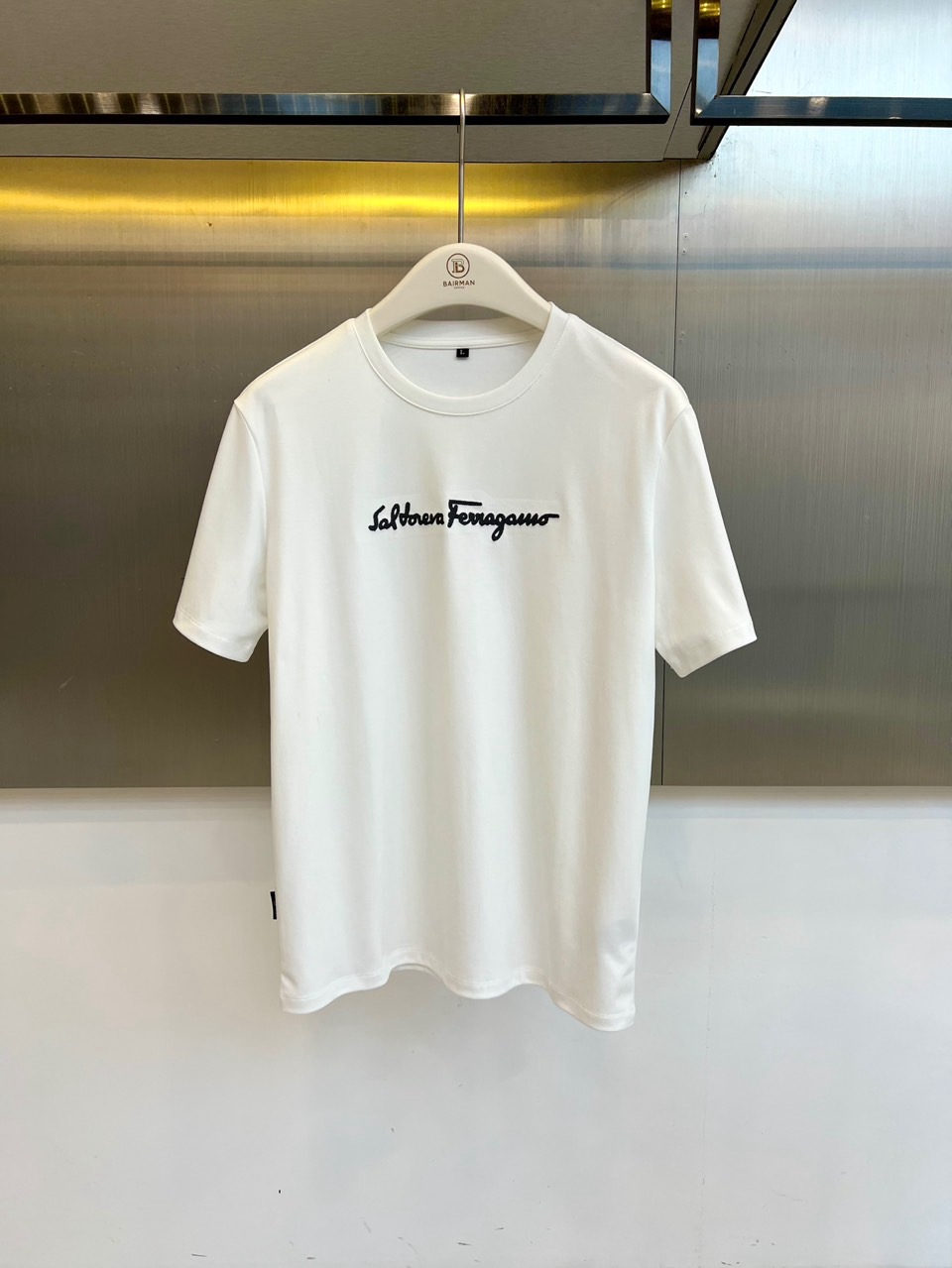 Ferragamo 菲拉格慕、2026春夏新品短袖T恤，以简约廓形承载意式奢华基因。经典圆领利落贴合颈部
