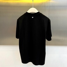 Dio迪奥、2026春夏新品短袖T恤,以简约廓形诠释当代休闲美学。色调柔和高级,适配多元穿搭场景,圆领短 Dio迪奥、2026春夏新品短袖T恤,以简约廓形诠释当代休闲美学。色调柔和高级,适配多元穿搭场景,圆领短