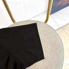 Dio迪奥、2026春夏新品短袖T恤,以简约廓形诠释当代休闲美学。色调柔和高级,适配多元穿搭场景,圆领短 Dio迪奥、2026春夏新品短袖T恤,以简约廓形诠释当代休闲美学。色调柔和高级,适配多元穿搭场景,圆领短